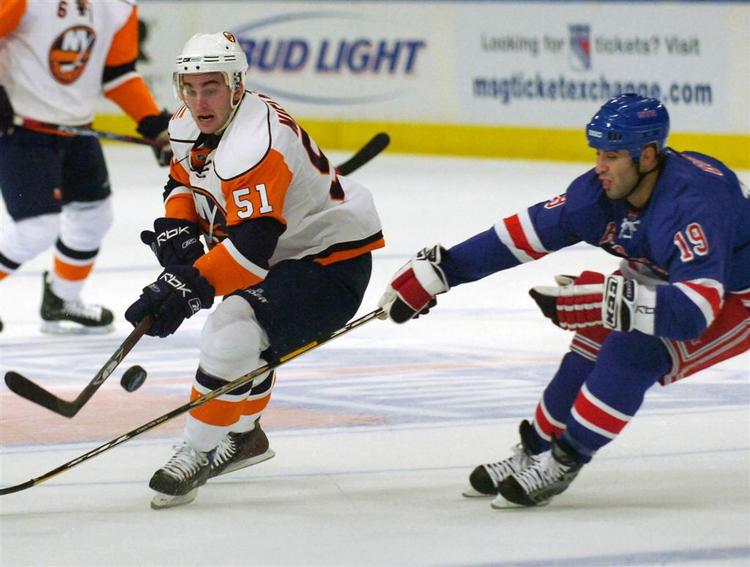 Frans Nielsen under sæsonoptakten i New York Islanders-trøjen som han håber igen at kunne trække over hovedet senere på sæsonen. 