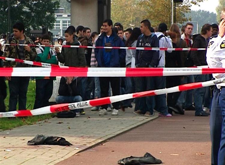 Politiafspærring efter knivstikkeri ud for skole i Slotervaart. 