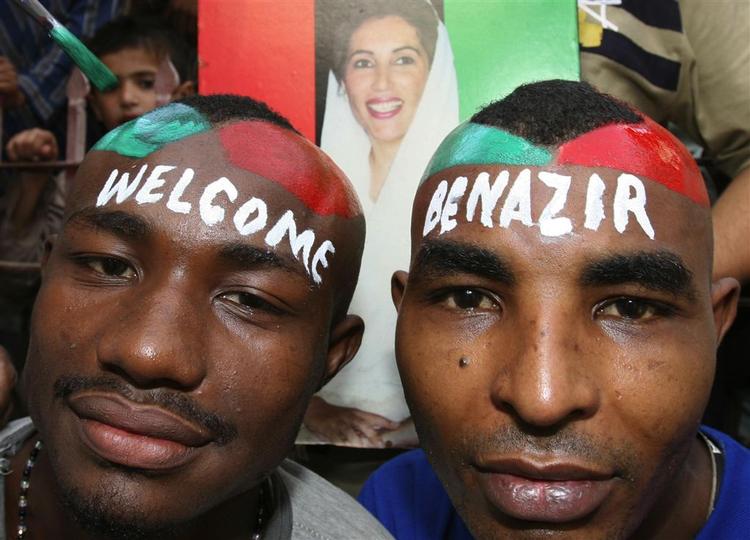 Bhutto-tilhængere fejrede partilederens hjemkomst til Pakistan. 