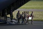 Kisten med den dræbte major bæres ud fra flyet i Roskilde Lufthavn. 