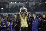 Brøndbys Stephan Andersen med Royal League-pokal efter finalesejren i foråret. 