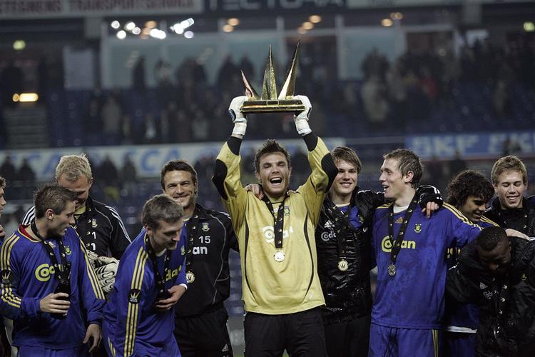 Brøndbys Stephan Andersen med Royal League-pokal efter finalesejren i foråret. 