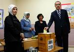 Ministerpræsident Erdogan afgiver sin stemme ved søndagens folkeafstemning. Til venstre er det regeringschefens hustru. 