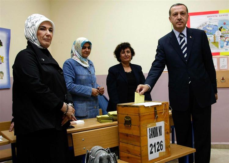 Ministerpræsident Erdogan afgiver sin stemme ved søndagens folkeafstemning. Til venstre er det regeringschefens hustru. 