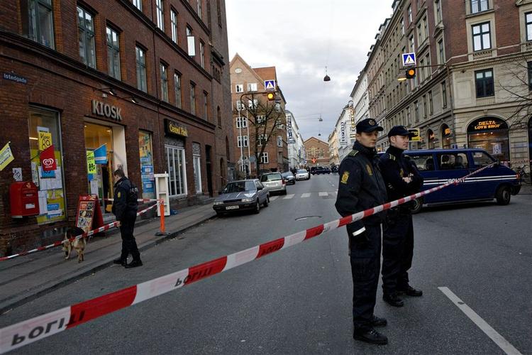 Politiet spærrede området omkring Maria Kirke, hvor skuddet var gået af. 