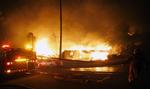 Tusindvis af indbyggere er evakueret fra badebyen Malibu, hvor en voldsom skovbrand hærger. 