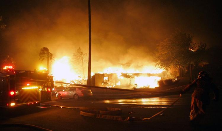 Tusindvis af indbyggere er evakueret fra badebyen Malibu, hvor en voldsom skovbrand hærger. 