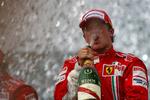 Kimi Räikkönen fejrede sig selv med champagne efter sejren i São Paulo. 
