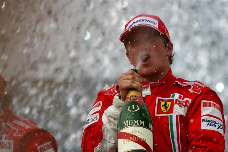 Kimi Räikkönen fejrede sig selv med champagne efter sejren i São Paulo. 