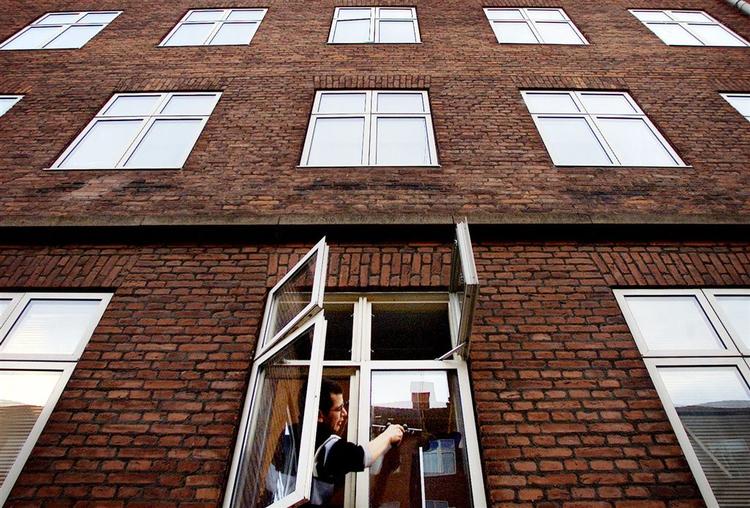 Både S, SF og R kalder på handling for at få gang i byggeriet af almene boliger. 