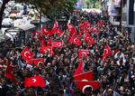 Tyrkere demonstrerer i Ankara for at vise vrede over de seneste angreb på tyrkiske tropper fra kurdiske oprøreres side, der søndag førte til døden for 12 tyrkiske soldater. 
