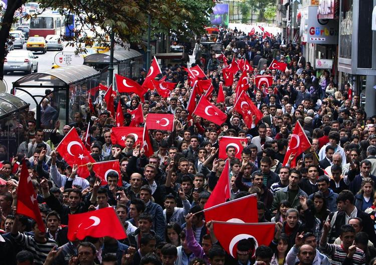Tyrkere demonstrerer i Ankara for at vise vrede over de seneste angreb på tyrkiske tropper fra kurdiske oprøreres side, der søndag førte til døden for 12 tyrkiske soldater. 