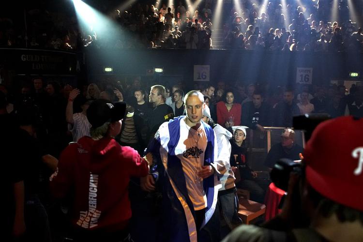 En fokuseret Pede B. sekunder inden han træder op i bokseringen, hvor alle aftenens 'battles' foregik. 