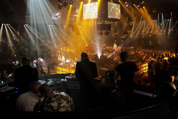 DJ Static leverede de hårdtpumpende beats til rapperne, der får tre gange 60 sekunder til at svine sin modstander. 