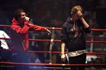 Allerede i ottendedelsfinalen stod det klart, at publikum ville få en ny freestyle-champ. Sidste års vinder Fantomet blev nemlig grundigt ud-rappet af Shake (i rød sweatshirt) 