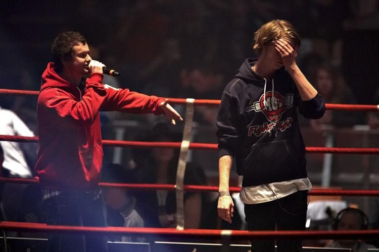 Allerede i ottendedelsfinalen stod det klart, at publikum ville få en ny freestyle-champ. Sidste års vinder Fantomet blev nemlig grundigt ud-rappet af Shake (i rød sweatshirt) 