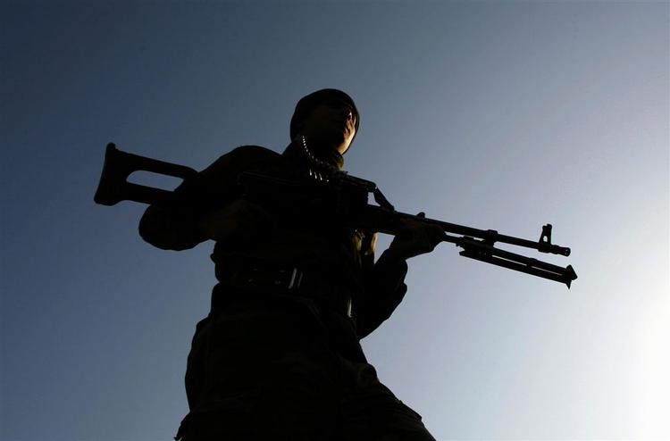 Tungt bevæbnet tyrkisk soldat i Sirnak-provinsen ved den tyrkisk-irakiske grænse. 