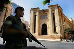 En libanesisk soldat holder vagt foran parlamentet i Beirut. 