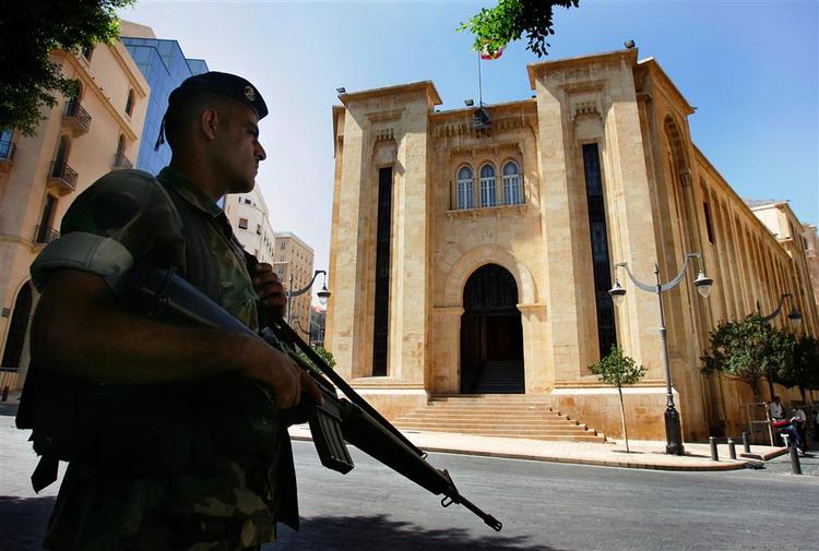 En libanesisk soldat holder vagt foran parlamentet i Beirut. 