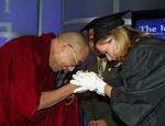 Dalai Lama bliver velsignet og budt velkommen som professor af studerende ved Emory University i Atlanta i staten Georgia i det østlige USA. 