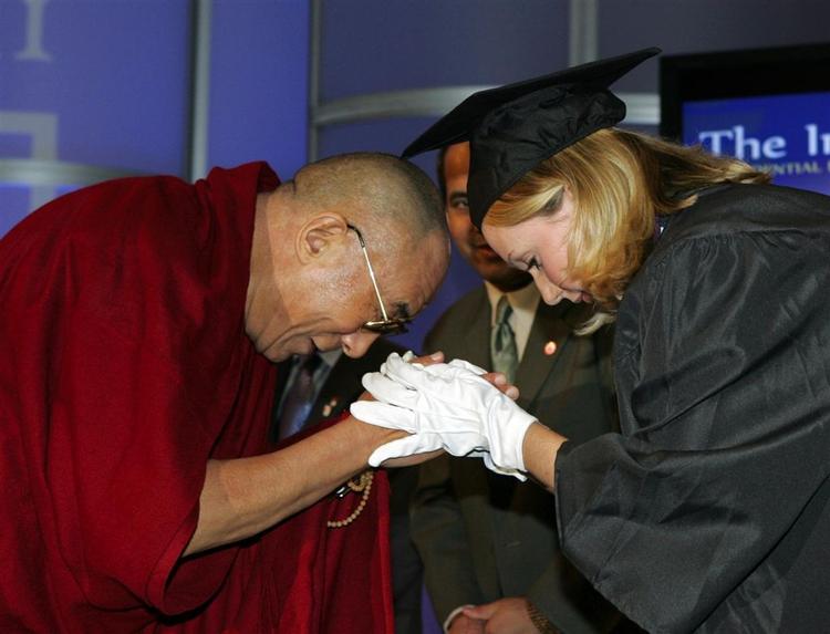 Dalai Lama bliver velsignet og budt velkommen som professor af studerende ved Emory University i Atlanta i staten Georgia i det østlige USA. 