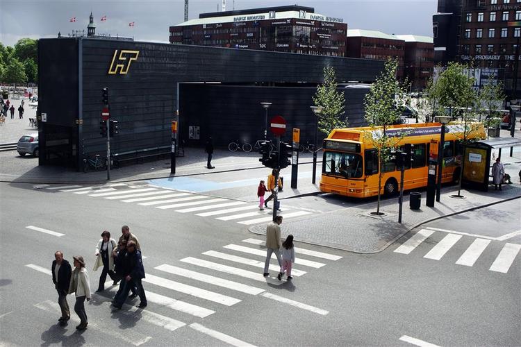 HT's busterminal på Rådhuspladsen i København skal pilles ned. 