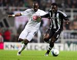 Newcastles Obafemi Martins (th) kæmper om bolden med Tottenham Hotspurs Didier Zokora. 