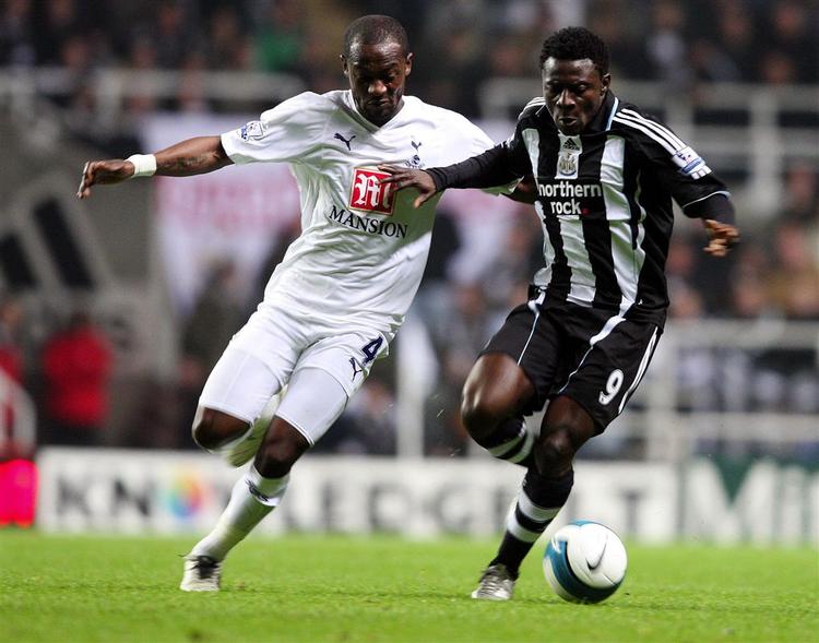 Newcastles Obafemi Martins (th) kæmper om bolden med Tottenham Hotspurs Didier Zokora. 