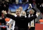 Flemming Østergaard tiljubler sine spillere efter 1-0-sejren over Manchester United i Champions League. 