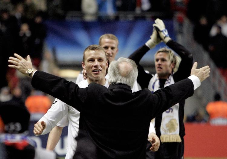 Flemming Østergaard tiljubler sine spillere efter 1-0-sejren over Manchester United i Champions League. 