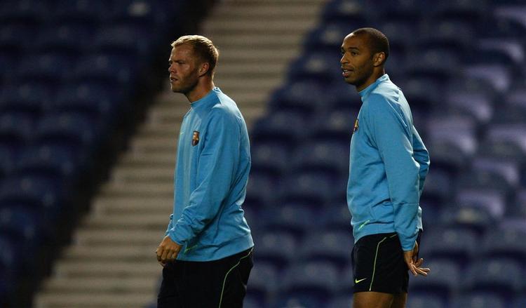 Eidur Gudjohnsen (t.v.) skal bl.a. støbe kuglerne til Thierry Henry i udekampen i Glasgow mod de lokale helte fra Rangers FC. 