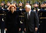 Robert Gates sammen med den tjekkiske forsvarsminister Vlasta Parkanova, i Prag i dag. 