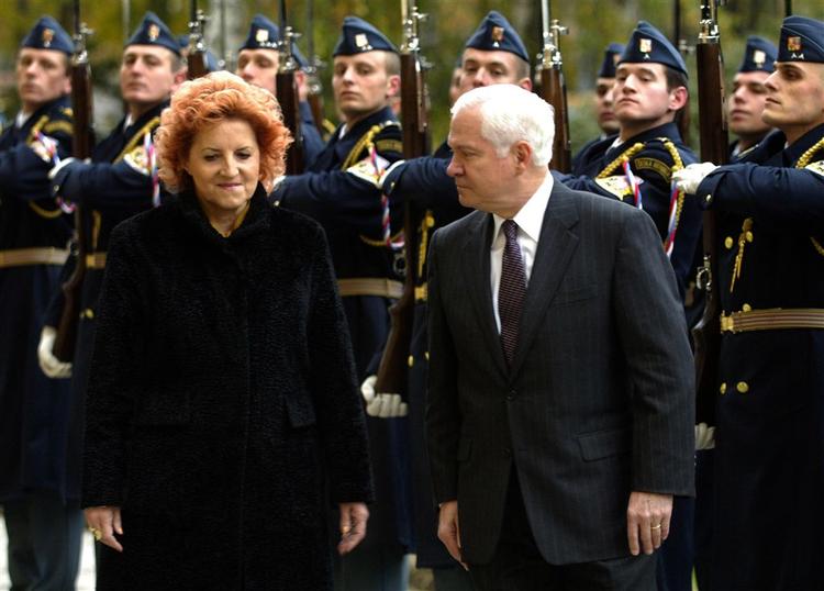 Robert Gates sammen med den tjekkiske forsvarsminister Vlasta Parkanova, i Prag i dag. 