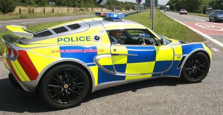 Forsøg ikke at køre fra denne politibil. Engelsk politi bruger en Lotus Exige S som middel til at komme i kontakt med fartglade unge. Foto: Lotus 