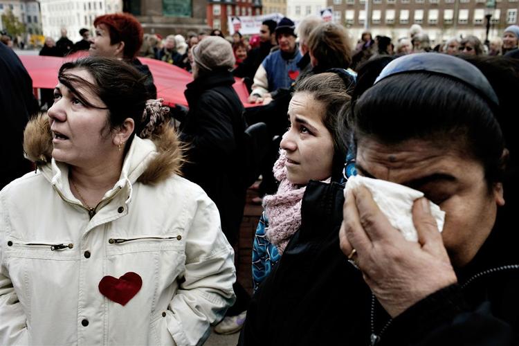 En kæmpe hjerte og 90.000 underskrifter blev afleveret til integrationsminister Rikke Hvilshøj. Aktionen skulle overbevise integrationsudvalget om, at 800 asylansøgere må blive i landet. 