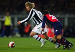 Pavel Nedved kan koncentrere sig om bolden med Ivan Juric i en sjælden rolle som passiv tilskuer. 