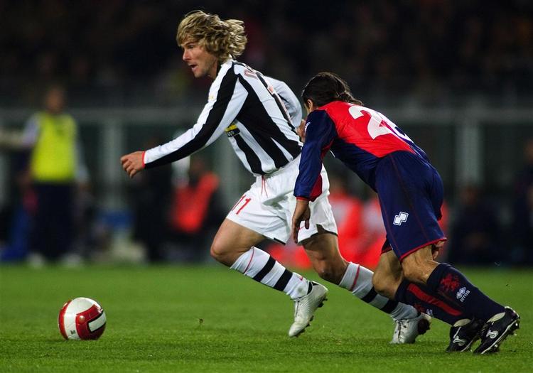 Pavel Nedved kan koncentrere sig om bolden med Ivan Juric i en sjælden rolle som passiv tilskuer. 