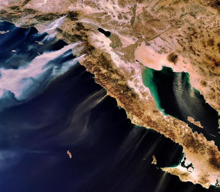 Luftfoto af det sydlige Californien fra European Space Agency ESA fra 23. oktober viser røgen fra skovbrandene. 