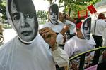 I 12 byer verden over er der demonstrationer for at få lederen af oppositionen i Myanmar, Aung San Suu Kyi, sat på fri fod. Her er det demonstranter fra Thailands hovedstad Bangkok. 