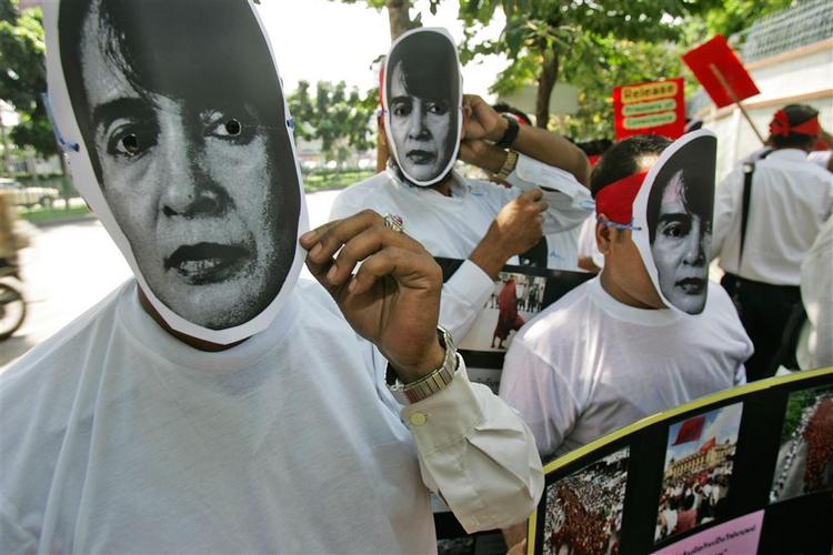 I 12 byer verden over er der demonstrationer for at få lederen af oppositionen i Myanmar, Aung San Suu Kyi, sat på fri fod. Her er det demonstranter fra Thailands hovedstad Bangkok. 