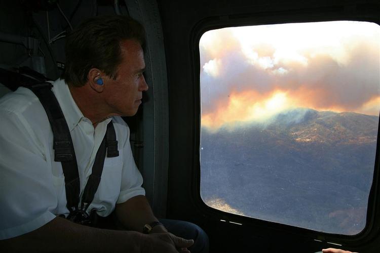 Guvernør Schwarzenegger kigger på de omfattende brande fra luften. Hans stat, Californien, har allerede brugt hundredvis af millioner dollar i forbindelse med brandene, og nu vil han have præsident Bush på banen. 