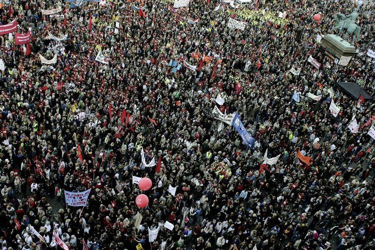 Titusinder af demonstranter krævede i september mere velfærd. Nu bliver velfærd et af valgets hovedtemaer. 