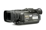 Ej til mørke. JVC’s store harddiskbaserede HD-kamera har et væld af smarte funktioner og en suveræn optik, men softwaren er alt for rodet og krævende, og stillbilleder og video bliver tit mørke, da der ikke er  indbygget blitz i kameraet. 
