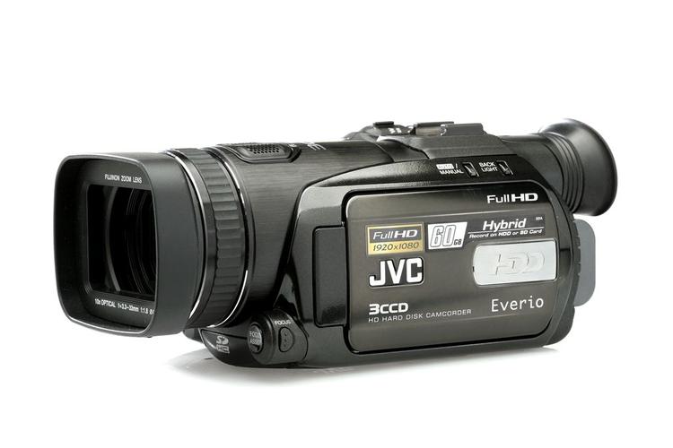 Ej til mørke. JVC’s store harddiskbaserede HD-kamera har et væld af smarte funktioner og en suveræn optik, men softwaren er alt for rodet og krævende, og stillbilleder og video bliver tit mørke, da der ikke er  indbygget blitz i kameraet. 