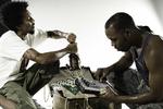 Hiphopgruppen Shape of Broad Minds har begået et avantgardistisk, spacet album. Her de to rappere Panama Black (tv) og Jneiro Jarel. 