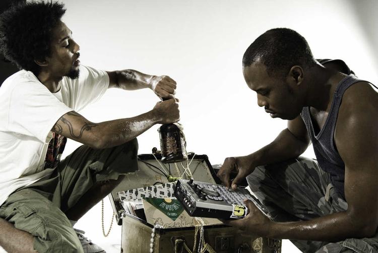 Hiphopgruppen Shape of Broad Minds har begået et avantgardistisk, spacet album. Her de to rappere Panama Black (tv) og Jneiro Jarel. 