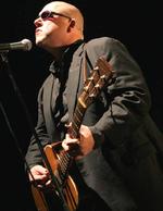 Black Francis ligger mange steder tæt på den klassiske Pixies-cocktail af surfpop og garagerock på sin nye cd. Her er han live på Shepherd’s Bush Empire i London for to måneder siden. Arkivfoto: Topfoto 