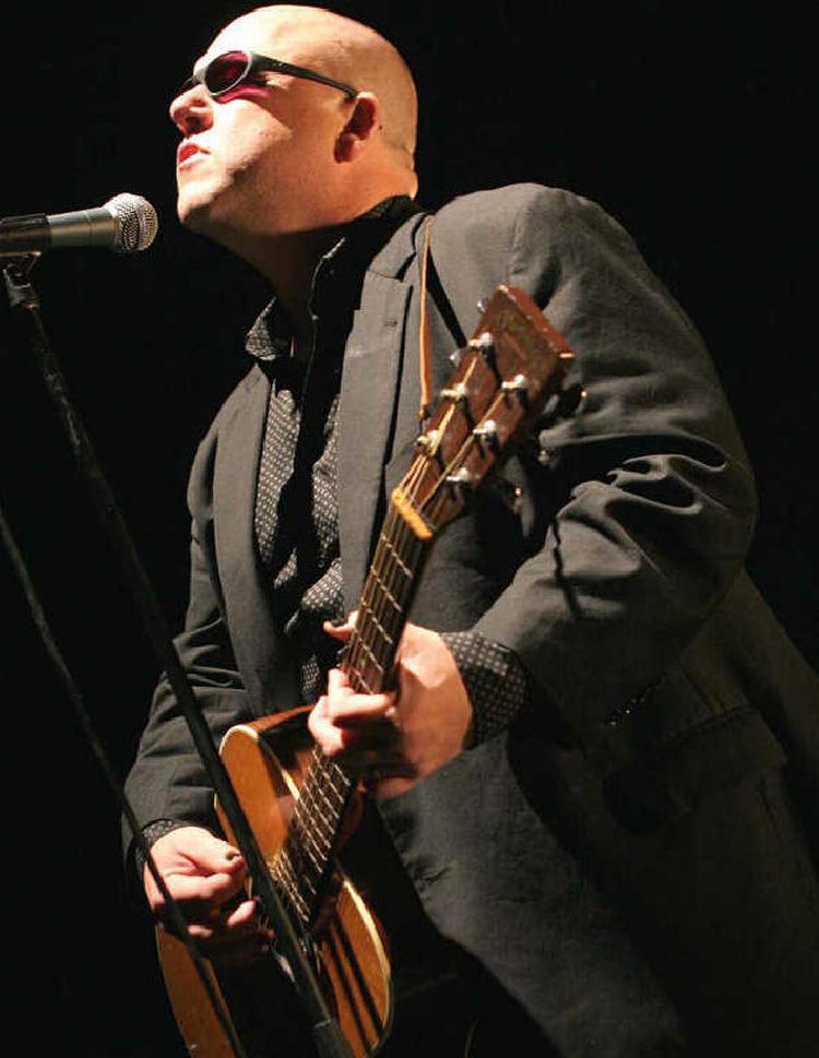 Black Francis ligger mange steder tæt på den klassiske Pixies-cocktail af surfpop og garagerock på sin nye cd. Her er han live på Shepherd’s Bush Empire i London for to måneder siden. Arkivfoto: Topfoto 