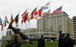 Nato-medlemlandenes flag vajer over den bygning hvor forsvarsministrene skal mødes i hollandske Noordwijk. 