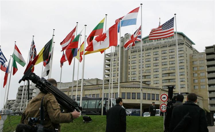 Nato-medlemlandenes flag vajer over den bygning hvor forsvarsministrene skal mødes i hollandske Noordwijk. 